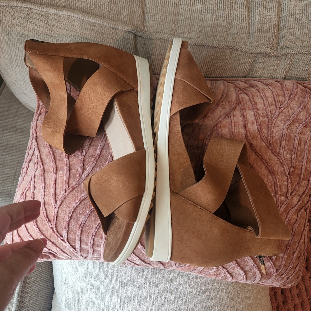Eileen Fisher Women's Tan Sandals - Picture 8 of 10
